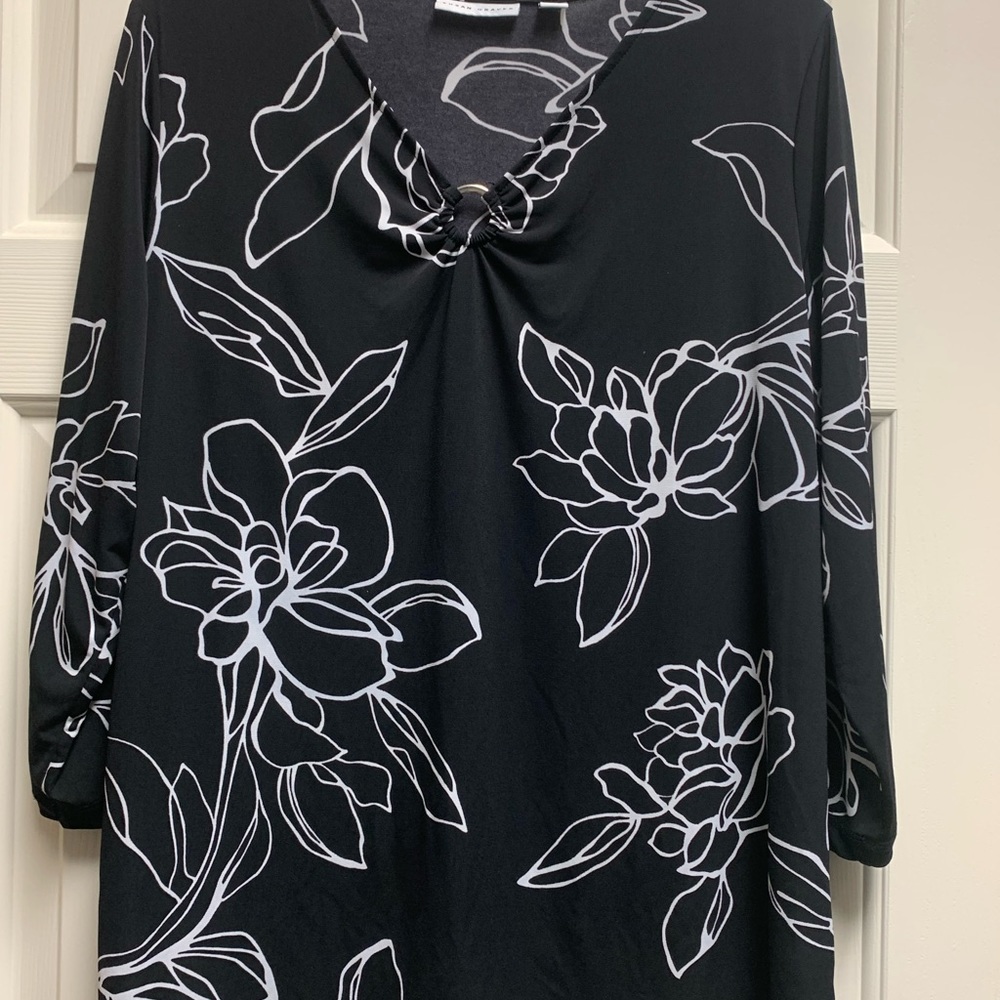 Black/White 3/4 sleeve top